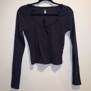 BLACK LONG SLEEVE KEYHOLE DETAIL